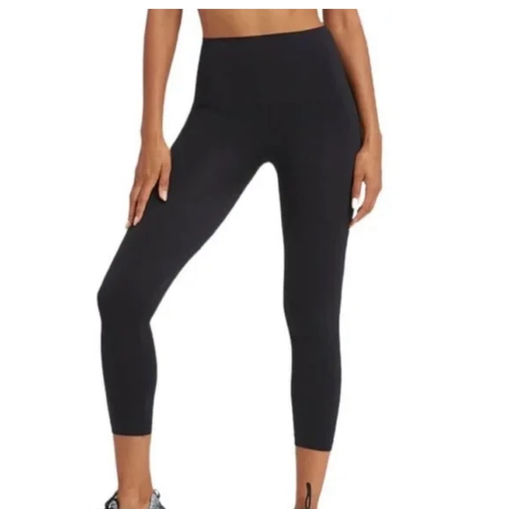Spanx - Women’s Look At Me Now Cropped Leggings in Very Black